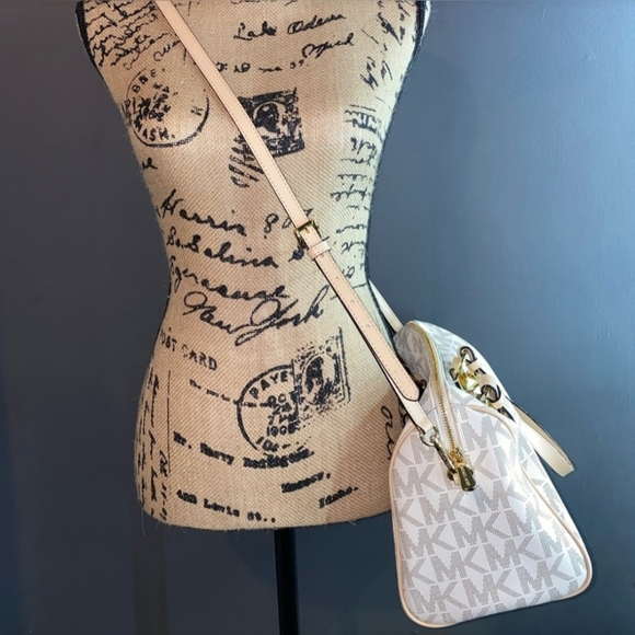 Michael Kors Handbags - MICHAEL KORS PURSE 👛